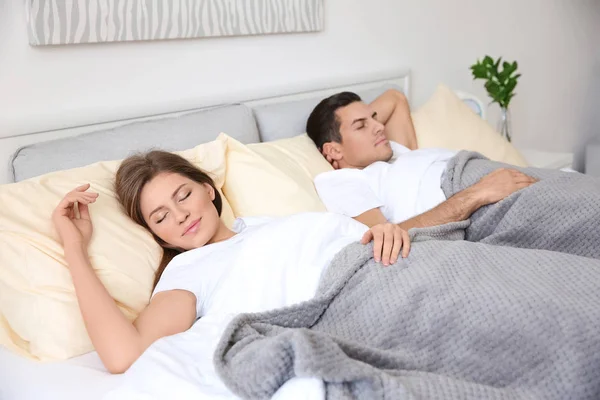 在家里睡觉的年轻夫妇 — 图库照片