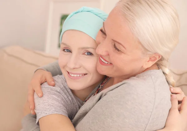 Mujer madura visitando a su hija con cáncer en interiores — Foto de Stock