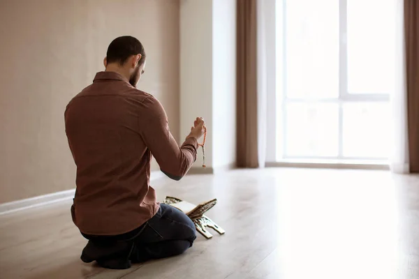 Młody człowiek muzułmańskich, modląc się, w pomieszczeniu — Zdjęcie stockowe