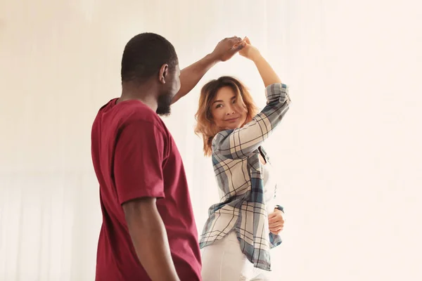Linda pareja interracial bailando en casa — Foto de Stock