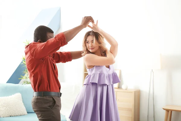 Şirin ırklararası çift evde dans — Stok fotoğraf