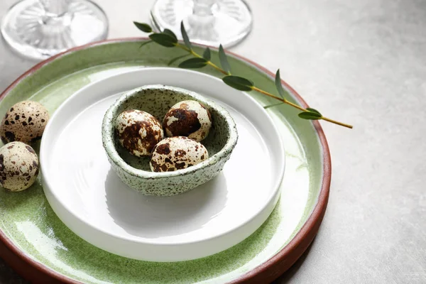 Krásné slavnostní velikonoční prostírání s křepelčími vejci, closeup — Stock fotografie