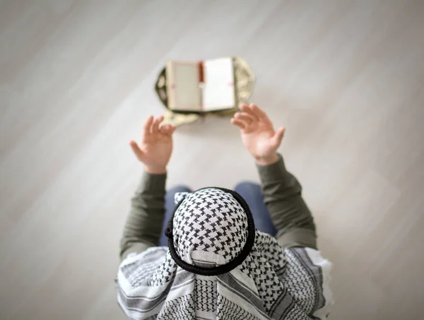 Pemuda Muslim berdoa, di dalam ruangan — Stok Foto