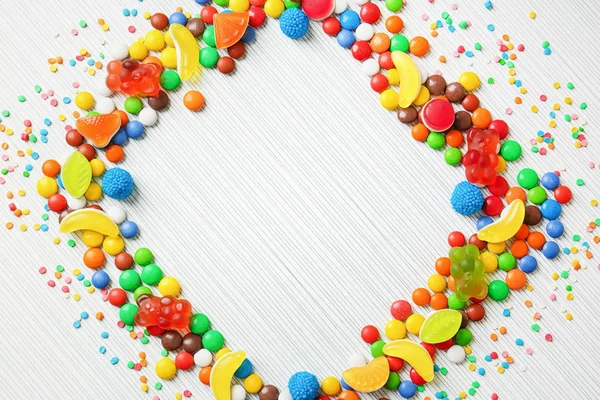 Quadro de doces coloridos no fundo de luz — Fotografia de Stock