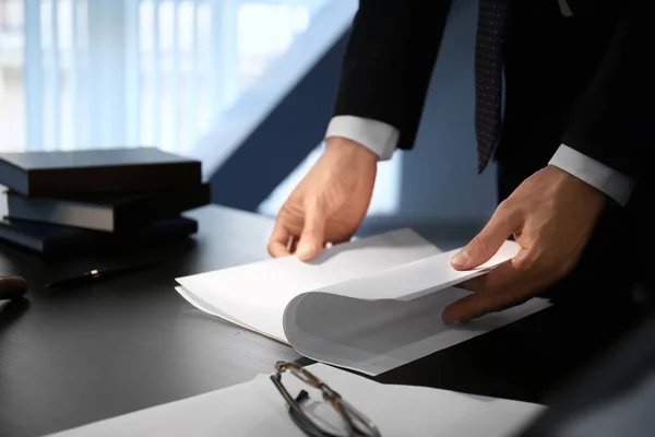 Männlicher Anwalt arbeitet spät im Büro, Nahaufnahme — Stockfoto