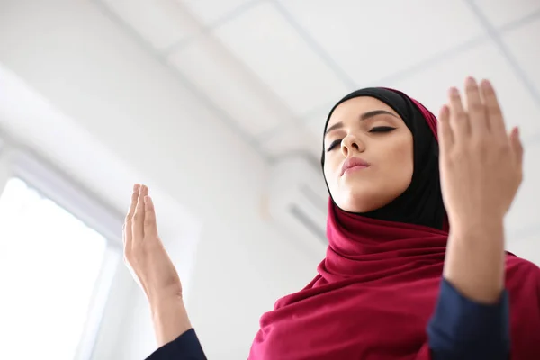 Mladá Muslimka Modlí Uvnitř — Stock fotografie
