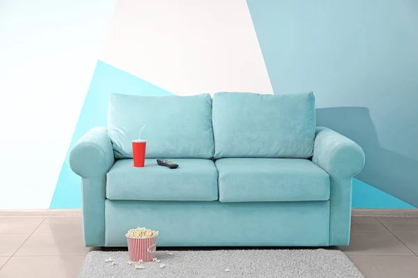 Комфортный диван с попкорном и напитками в помещении. Главная кинотеатр — стоковое фото