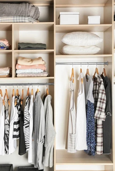 Stor garderob garderoben med olika kläder och hem grejer — Stockfoto