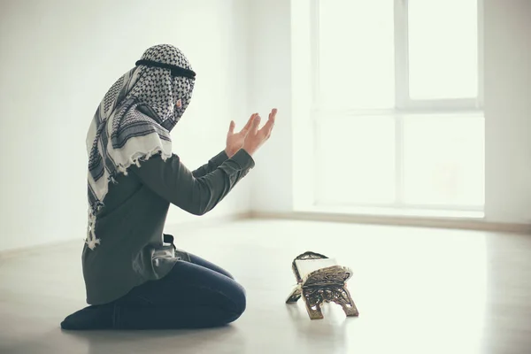 Young Muslim man praying, indoors — Stock Photo, Image