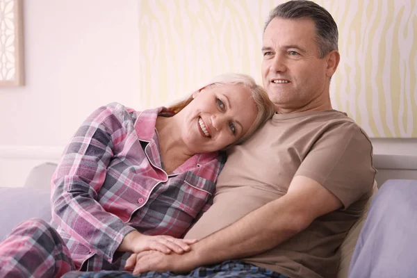 Seniorenpaar zu Hause gemeinsam im Bett — Stockfoto