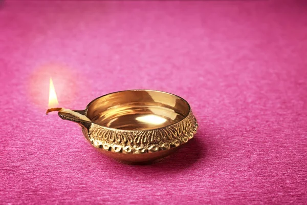 Diwali diya of klei lamp op kleur achtergrond — Stockfoto