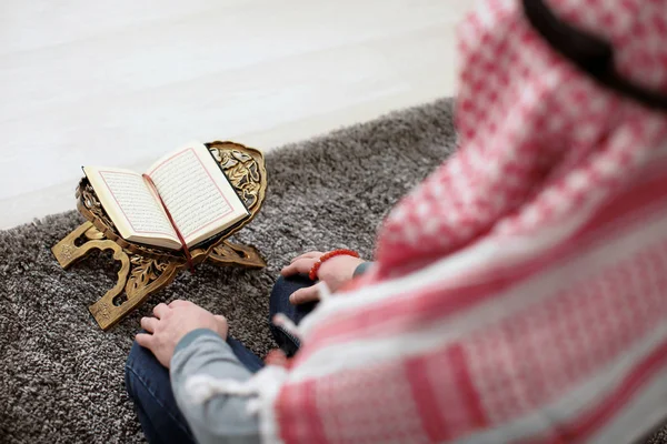Moslim jongeman bidden, binnenshuis — Stockfoto