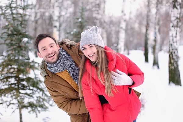 Young couple in snowy park on winter vacation — Stock Photo, Image