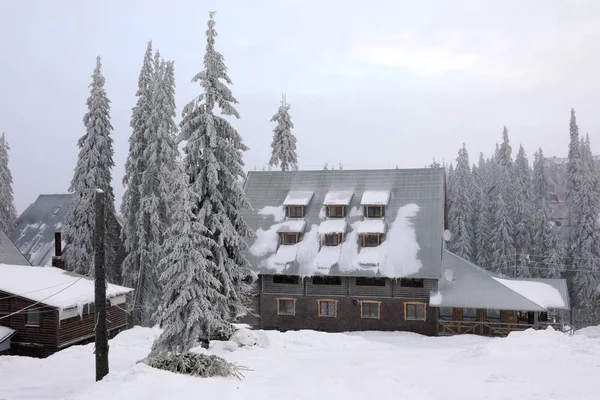 Schöner Ferienort im Wald an einem verschneiten Tag. Winterurlaub — Stockfoto