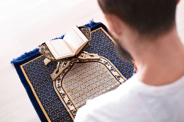 실내 기도 하는 젊은 무슬림 남자 — 스톡 사진