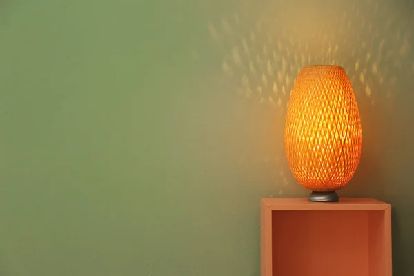 Elegante lamp op stand tegen een achtergrond met kleur — Stockfoto