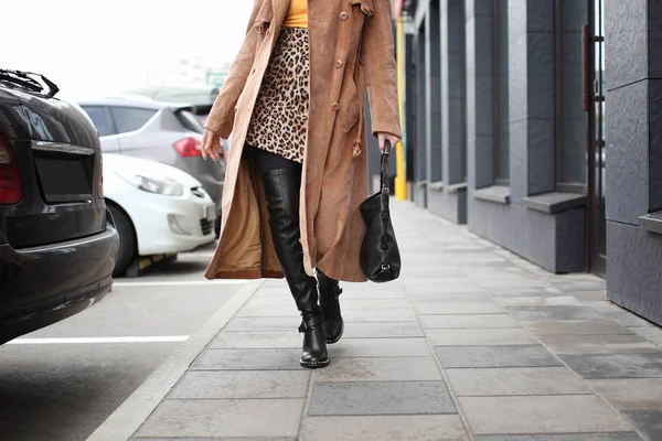 Mujer con estilo en zapatos negros caminando por la calle — Foto de Stock