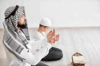 Müslüman baba ve oğul dua birlikte, kapalı