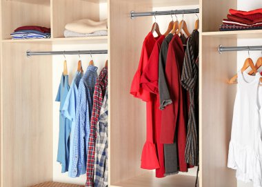 Farklı kıyafet ile büyük dolap dolap