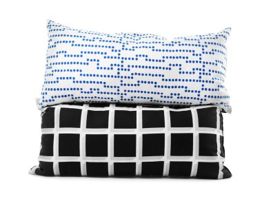 Beyaz arka plan üzerinde yumuşak dekoratif yastıklar