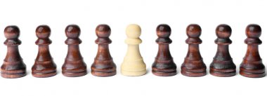 Bir satranç parça ışık arka plan üzerinde diğerlerinden ayakta. Farklı kavram düşünüyorum