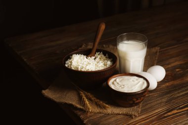 Taze süt ürünleri ve yumurta masada