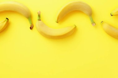 Renk arka plan üzerinde nefis olgun muz