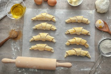 Ham kruvasan ve malzemeler tablo