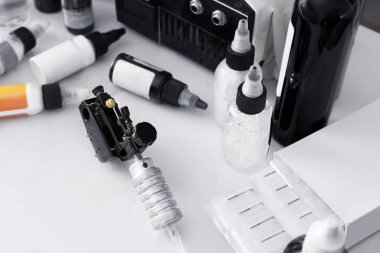 Dövme makine ve malzemeleri salon tablo