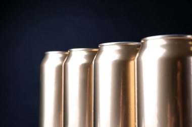 Bira koyu arka planda, portre