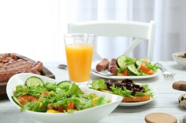 Tablo üzerinde sunulan lezzetli kahvaltı