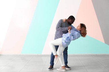 Şirin ırklararası çift renk duvara dans