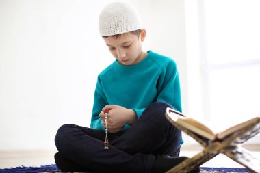 Dua, kapalı küçük Müslüman çocuk