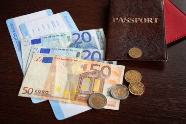 Pasaportlar, para ve varış kartları ahşap arka plan üzerinde. Göçmenlik reformu