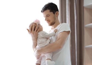 Onun şirin bebek evde pencere yakınındaki ile genç Baba