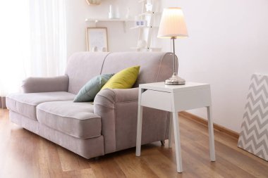 Oda iç zarif masa lambası ve rahat kanepe