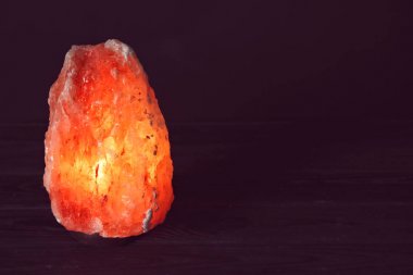 Himalaya Tuz Lambası siyah arka planda