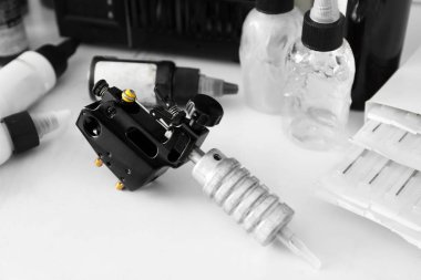 Dövme makine ve malzemeleri masada, portre