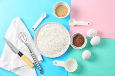 Mutfak eşyaları renk arka plan üzerinde ürünlerle kümesi. Ana sınıfları pişirme