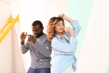 Şirin ırklararası çift renk duvara dans