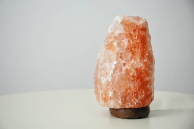 Himalaya tuz lambası açık renkli karşı masada