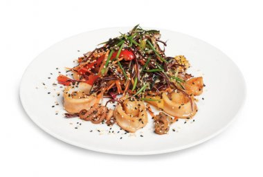 Beyaz arka plan üzerinde deniz ürünleri ile lezzetli Tay salatası