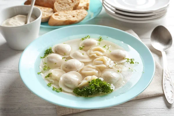 Caldo saboroso com bolinhos na mesa — Fotografia de Stock