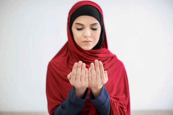 Mujer Musulmana Joven Rezando Sobre Fondo Claro —  Fotos de Stock