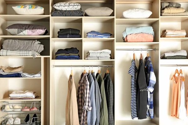 Большой гардероб с различной одеждой, обувью и домашней утварью — стоковое фото
