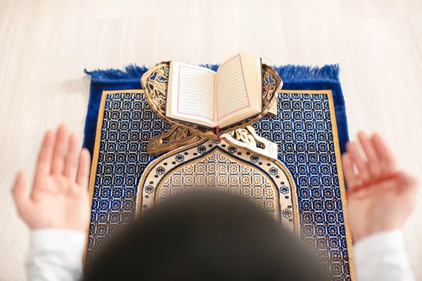 Junger muslimischer Mann betet, drinnen — Stockfoto