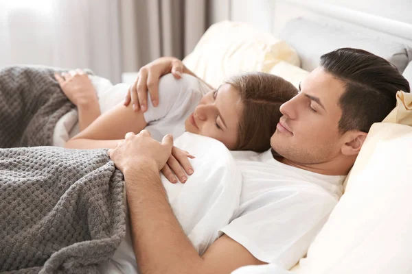 Pareja Joven Durmiendo Cama Casa — Foto de Stock