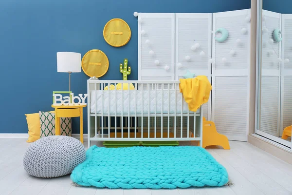 Bel intérieur de chambre de bébé avec berceau — Photo