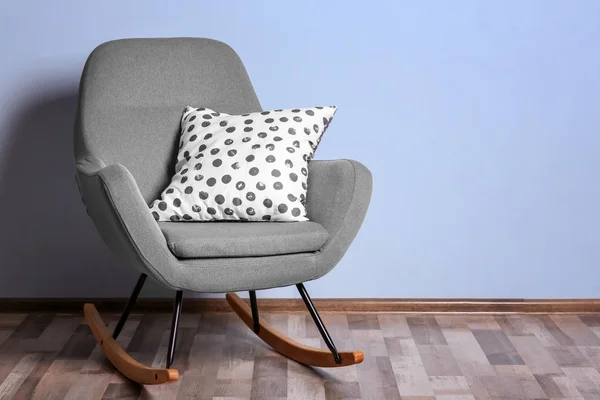 Fotel z miękką poduszkę w pobliżu kolor ściany — Zdjęcie stockowe