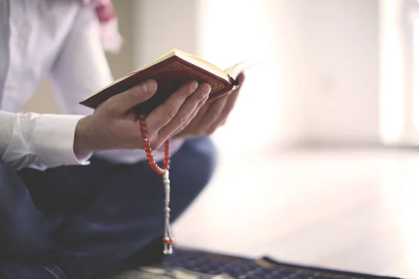 Pemuda Muslim membaca Quran, di dalam ruangan — Stok Foto